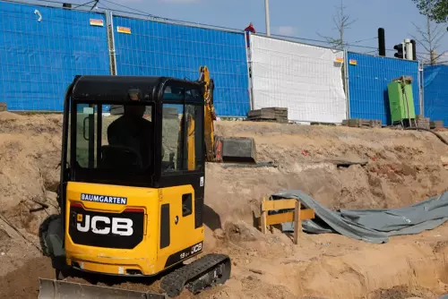 Bagger im Einsatz auf der Baustelle